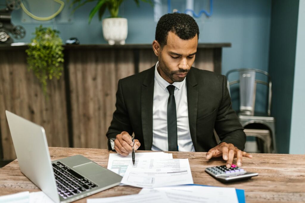 The Difference Between Bookkeepers and Accountants